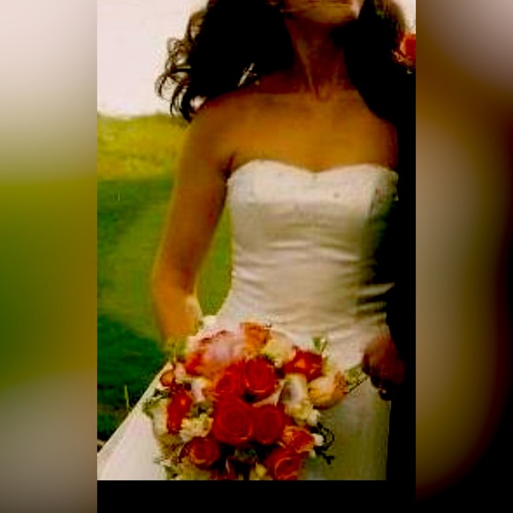 Wedding dress - Picture 3 of 10